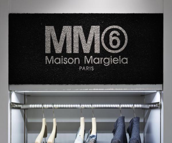 MM6 メゾン マルジェラ、大阪高島屋にニューショップ。店内はモノトーンで統一