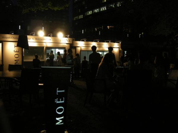 秋の風を感じながら、シャンパンと映画を華やかに楽しむ。モエの屋外イベント、東京ミッドタウンで開催中