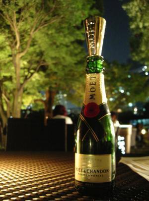 秋の風を感じながら、シャンパンと映画を華やかに楽しむ。モエの屋外イベント、東京ミッドタウンで開催中