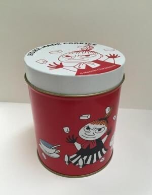 ムーミンマグストーリー クッキー缶（700円）／ムーミン出版70周年を記念したイベント「MOOMIN！ムーミンSTORY」開催