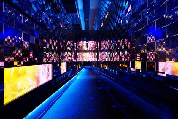 蜷川実花×すみだ水族館のコラボ公開。蜷川カラーに染まるクラゲと万華鏡の幻想空間