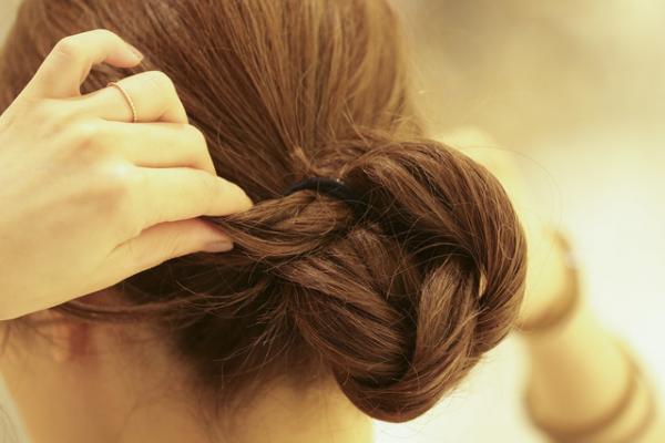 秋冬を楽しむ“簡単ヘアアレンジ”を新宿伊勢丹スタイリストがレクチャー