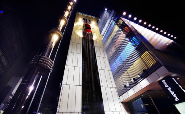 アウディ新型「Audi TT」が銀座に着陸！ソニービルに“光の滑走路”が出現