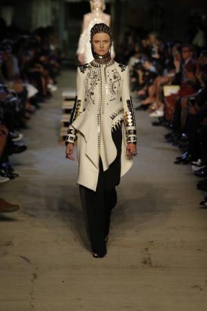 ティッシ就任10周年のジバンシィのショーはNYで壮大な愛のスペクタクル【2016春夏】