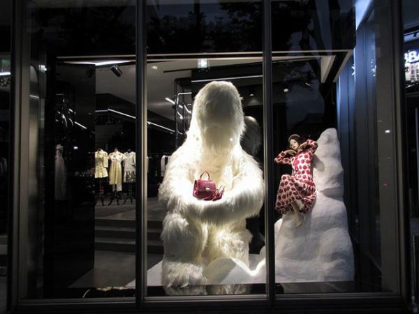 ドルチェ＆ガッバーナ表参道店にヒマラヤの“雪男”が登場!?