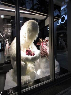 ドルチェ＆ガッバーナ表参道店にヒマラヤの“雪男”が登場!?