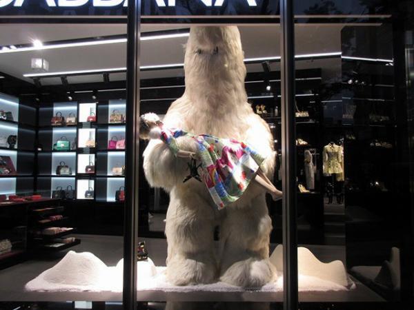 ドルチェ＆ガッバーナ表参道店にヒマラヤの“雪男”が登場!?