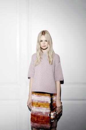 トリー バーチがパリ旗艦店オープン記念コレクション発売。新星女優によるショートムービー公開