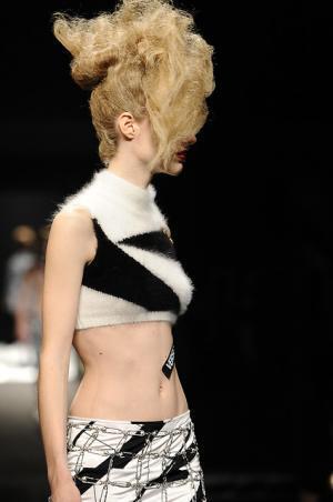 【生中継】ヴェルサス ヴェルサーチ16SSウィメンズコレクション、20日5時より