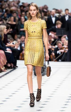 “ミリタリー×英国ドレス”のクラシカルな組み合わせで魅せる、バーバリー プローサム【16SSウィメンズ】