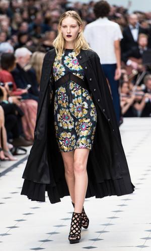 “ミリタリー×英国ドレス”のクラシカルな組み合わせで魅せる、バーバリー プローサム【16SSウィメンズ】