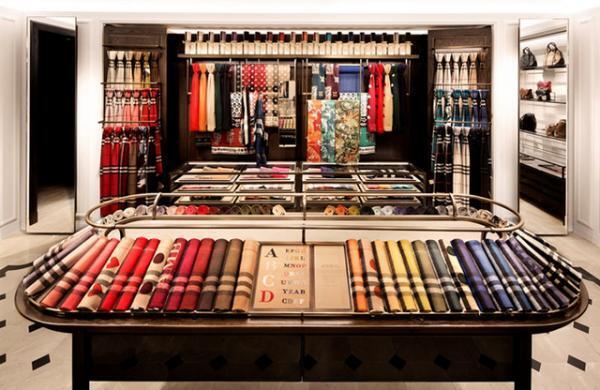 バーバリー国内最大級の路面店が新宿三丁目交差点にオープン