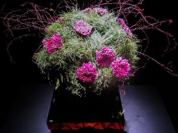 ニコライ・バーグマンが“伝統工芸×フラワーアート”で魅せる新境地、展覧会「伝統花伝」