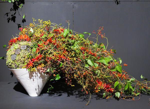 ニコライ・バーグマンが“伝統工芸×フラワーアート”で魅せる新境地、展覧会「伝統花伝」