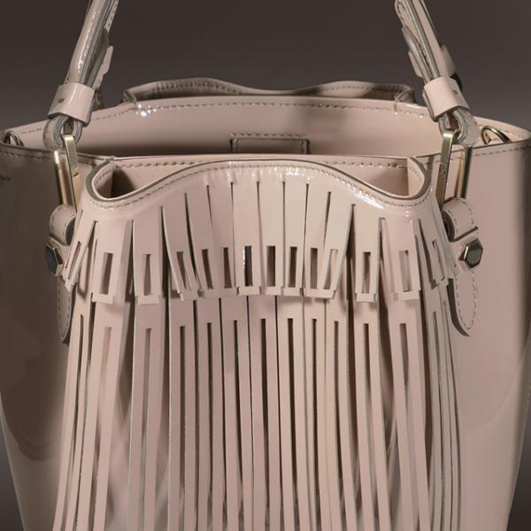 トッズの「フラワー バッグ」銀座カラーはブルー×ネイビー