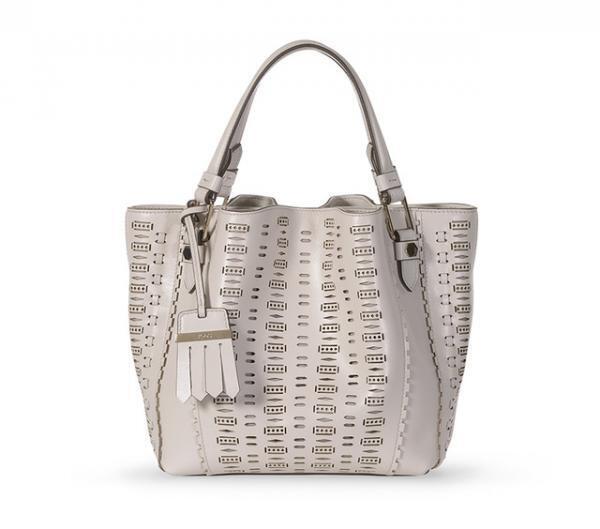 トッズの「フラワー バッグ」銀座カラーはブルー×ネイビー