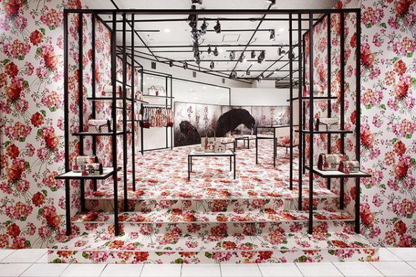 グッチ、アレッサンドロが書家・紫舟と表現する「GGブルームス」の世界。限定イベントを新宿伊勢丹で開催中