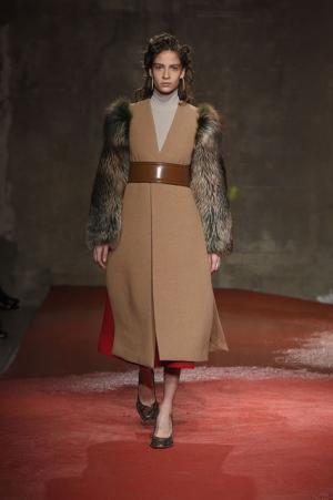 ミニマルシルエット＋ファーが旬。マルニの新作コートはモダンアートのような存在感【Today's item】