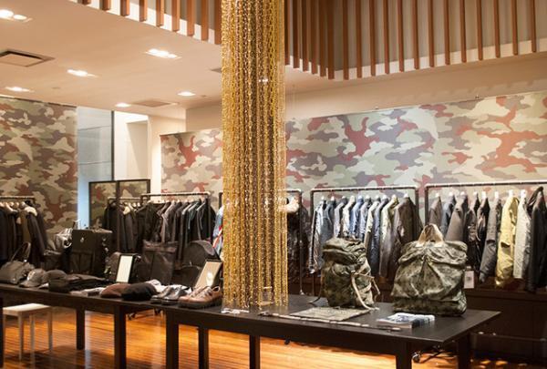 『SENSE』15周年記念し、イセタンメンズ館でポップアップ。カモフラ柄の「アウディ」も展示