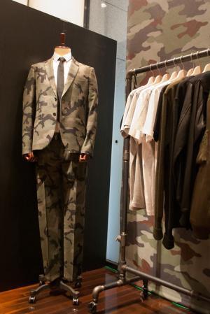 『SENSE』15周年記念し、イセタンメンズ館でポップアップ。カモフラ柄の「アウディ」も展示