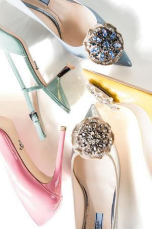 プラダが“ブローチ”に着想得た新作シューズ発売。新宿伊勢丹＆阪急うめだでポップアップ