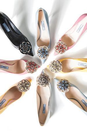 プラダが“ブローチ”に着想得た新作シューズ発売。新宿伊勢丹＆阪急うめだでポップアップ