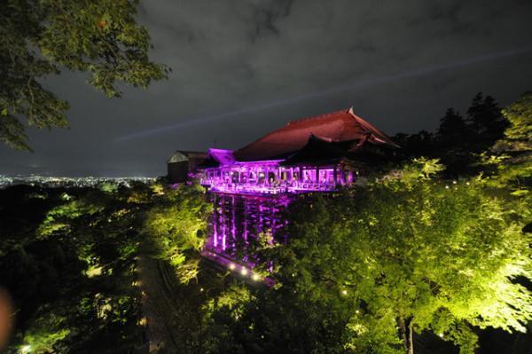 国宝＆世界遺産が“ピンク”に染まる、エスティ ローダーの乳がん知識啓発キャンペーン