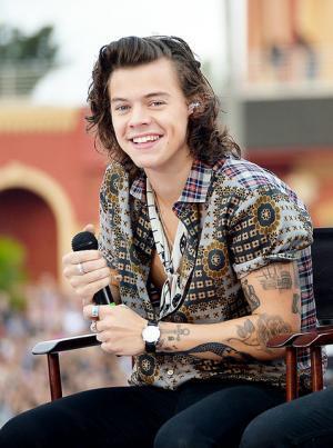 「1D」ハリー・スタイルズ、高級デザイナークローズをチャリティ・ショップに寄付