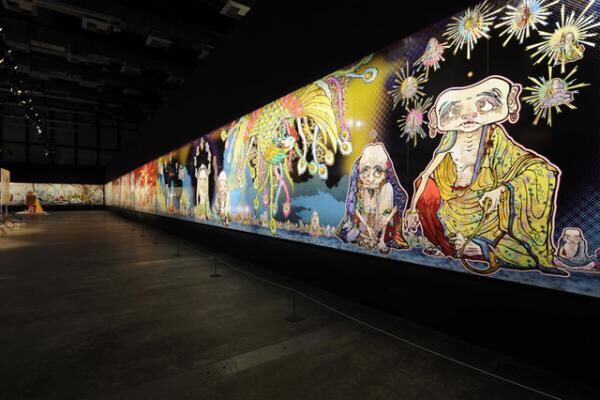 村上 隆 《五百羅漢図》2012年 アクリル、カンバス、板にマウント 302 x 10,000 cm 個人蔵展示風景：「Murakami - Ego」アル・リワーク展示ホール、ドーハ、2012年 撮影: GION