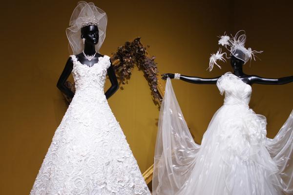 桂由美ブライダル50周年を記念し、煌びやかなドレス集めた展覧会を日本橋三越で開催