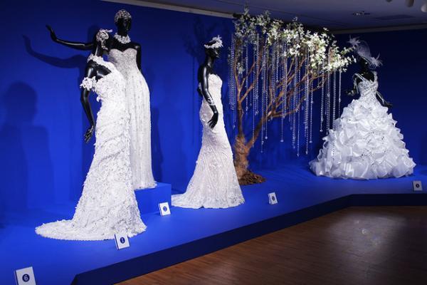 桂由美ブライダル50周年を記念し、煌びやかなドレス集めた展覧会を日本橋三越で開催