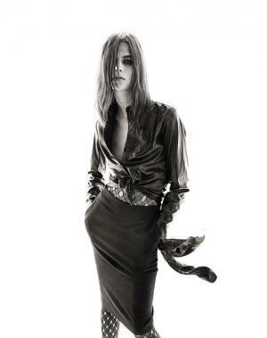 ユニクロ、仏版『VOGUE』元編集長カリーヌ・ロワトフェルドとのコラボコレクション発売