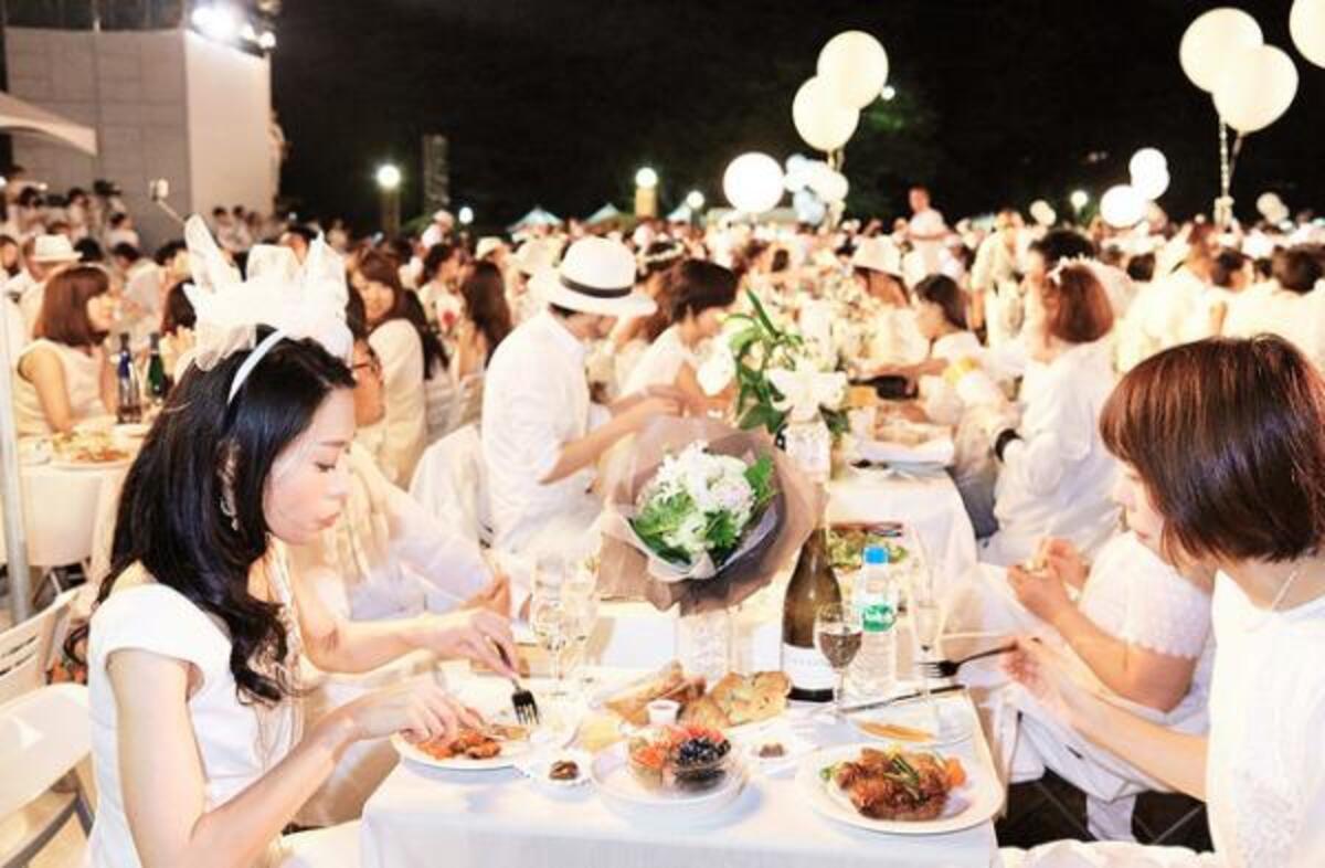 日本初上陸の 白い パーティー ディネ アン ブラン 開催 全身白 を纏った参加者が聖徳記念絵画館に集結 15年10月6日 ウーマンエキサイト 1 3
