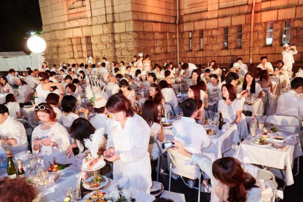 日本初上陸の“白い”パーティー「ディネ・アン・ブラン」開催!全身白を纏った参加者が聖徳記念絵画館に集結