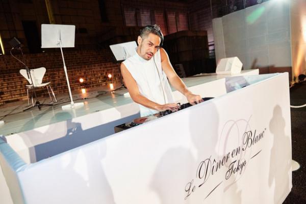 日本初上陸の“白い”パーティー「ディネ・アン・ブラン」開催!全身白を纏った参加者が聖徳記念絵画館に集結