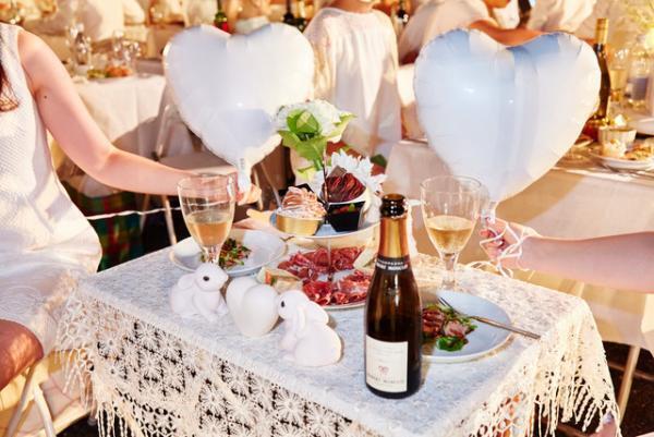 日本初上陸の“白い”パーティー「ディネ・アン・ブラン」開催!全身白を纏った参加者が聖徳記念絵画館に集結