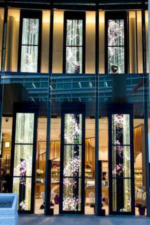 チームラボの巨大デジタル砂時計を設置。高級時計専門店「タカシマヤ ウオッチメゾン」オープン