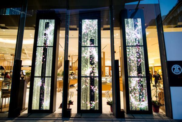 チームラボの巨大デジタル砂時計を設置。高級時計専門店「タカシマヤ ウオッチメゾン」オープン