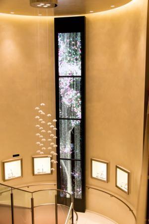 チームラボの巨大デジタル砂時計を設置。高級時計専門店「タカシマヤ ウオッチメゾン」オープン