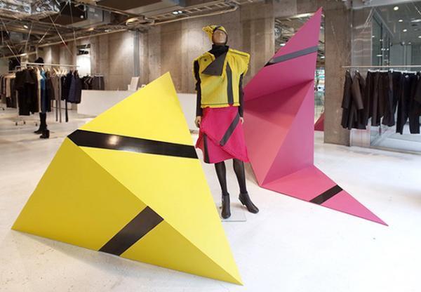 132 5. ISSEY MIYAKE、新作コレクション「SQUARE WOOL」の構造体をディスプレイで表現