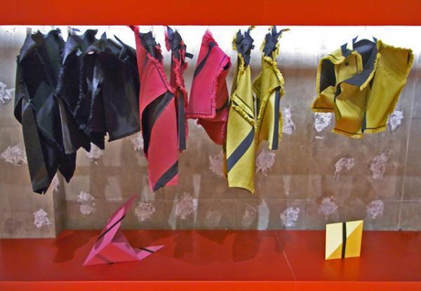 132 5. ISSEY MIYAKE、新作コレクション「SQUARE WOOL」の構造体をディスプレイで表現