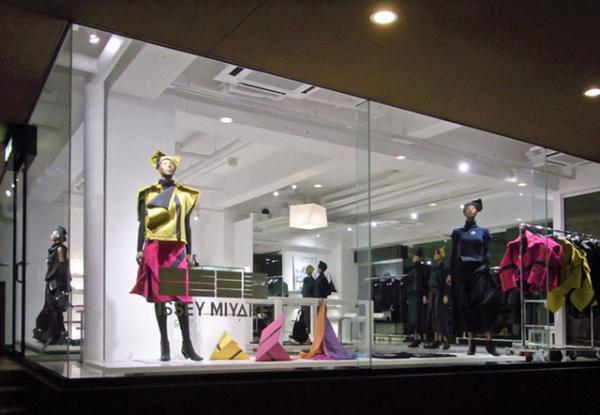 132 5. ISSEY MIYAKE、新作コレクション「SQUARE WOOL」の構造体をディスプレイで表現