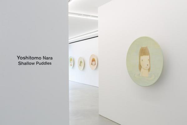 奈良美智の「Shallow Puddles」展が開催、丸皿にペイントした全12作品が集結