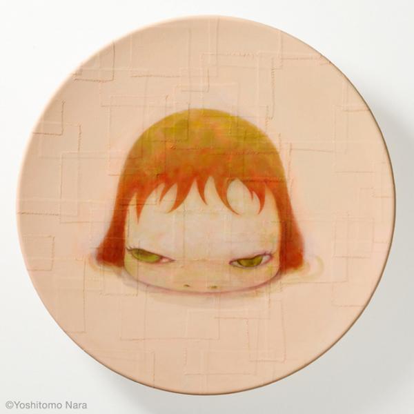 奈良美智の「Shallow Puddles」展が開催、丸皿にペイントした全12作品が集結