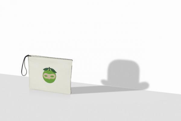 画家ルネ・マグリットへのオマージュ、デルヴォーの15年ホリデーコレクション