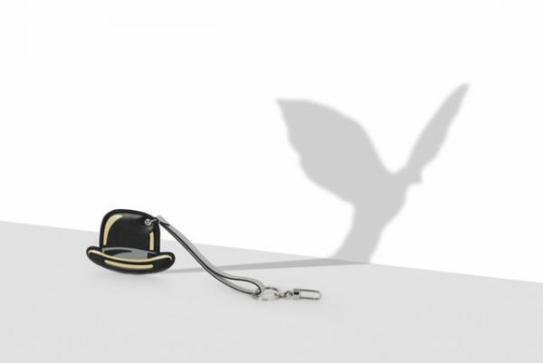 画家ルネ・マグリットへのオマージュ、デルヴォーの15年ホリデーコレクション