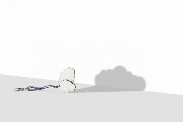 画家ルネ・マグリットへのオマージュ、デルヴォーの15年ホリデーコレクション