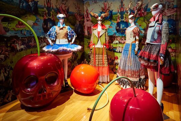 ファッションの領域を超えたアンダーカバー25周年記念展、高橋盾の脳内迷路を廻る