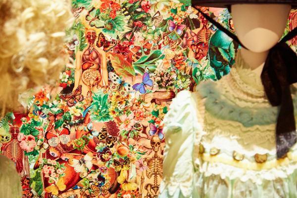 ファッションの領域を超えたアンダーカバー25周年記念展、高橋盾の脳内迷路を廻る