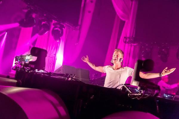 白い熱狂！“純白”のEDMイベント「SENSATION」に潜入